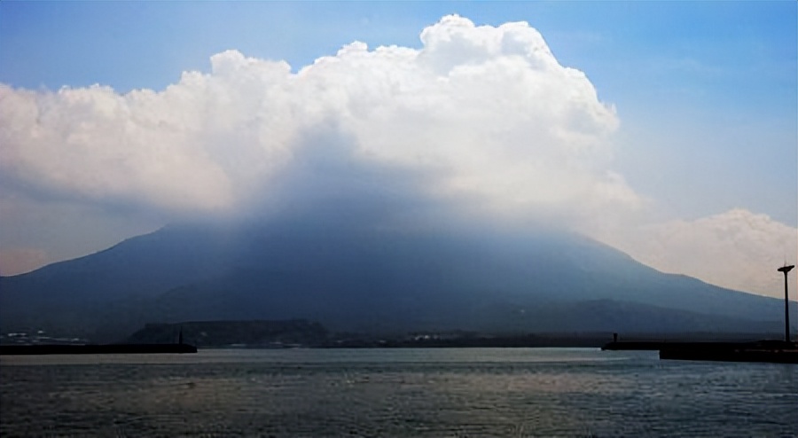 日本樱岛火山喷发，灰柱直冲云霄，高达两千米！