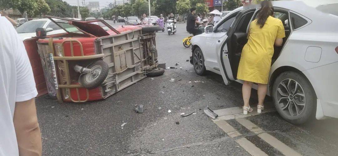 惊魂瞬间，爸爸酒后驾驶三轮车载儿女掉落河沟