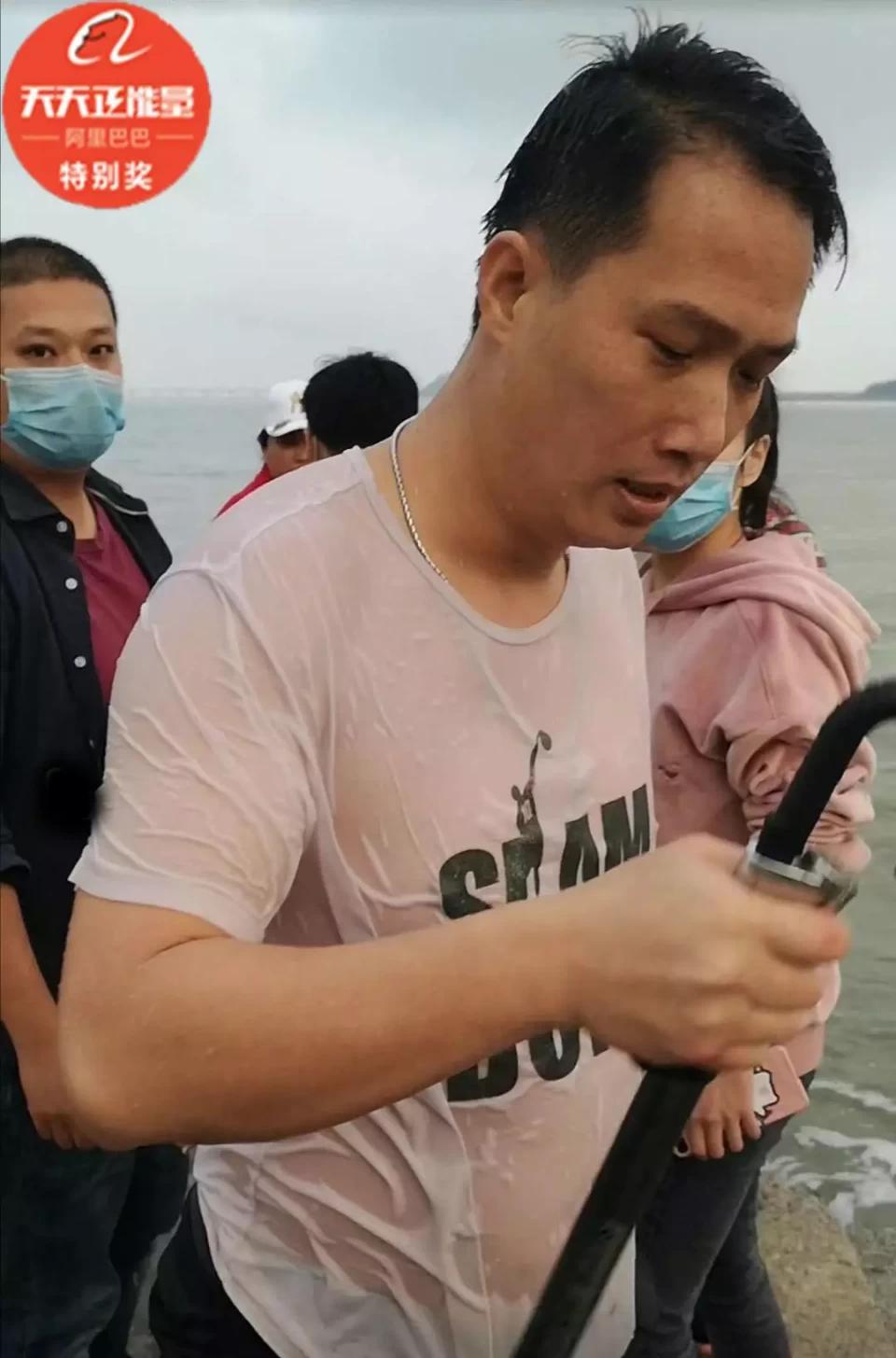 海边救人白衣小哥，被赞英雄不敢当