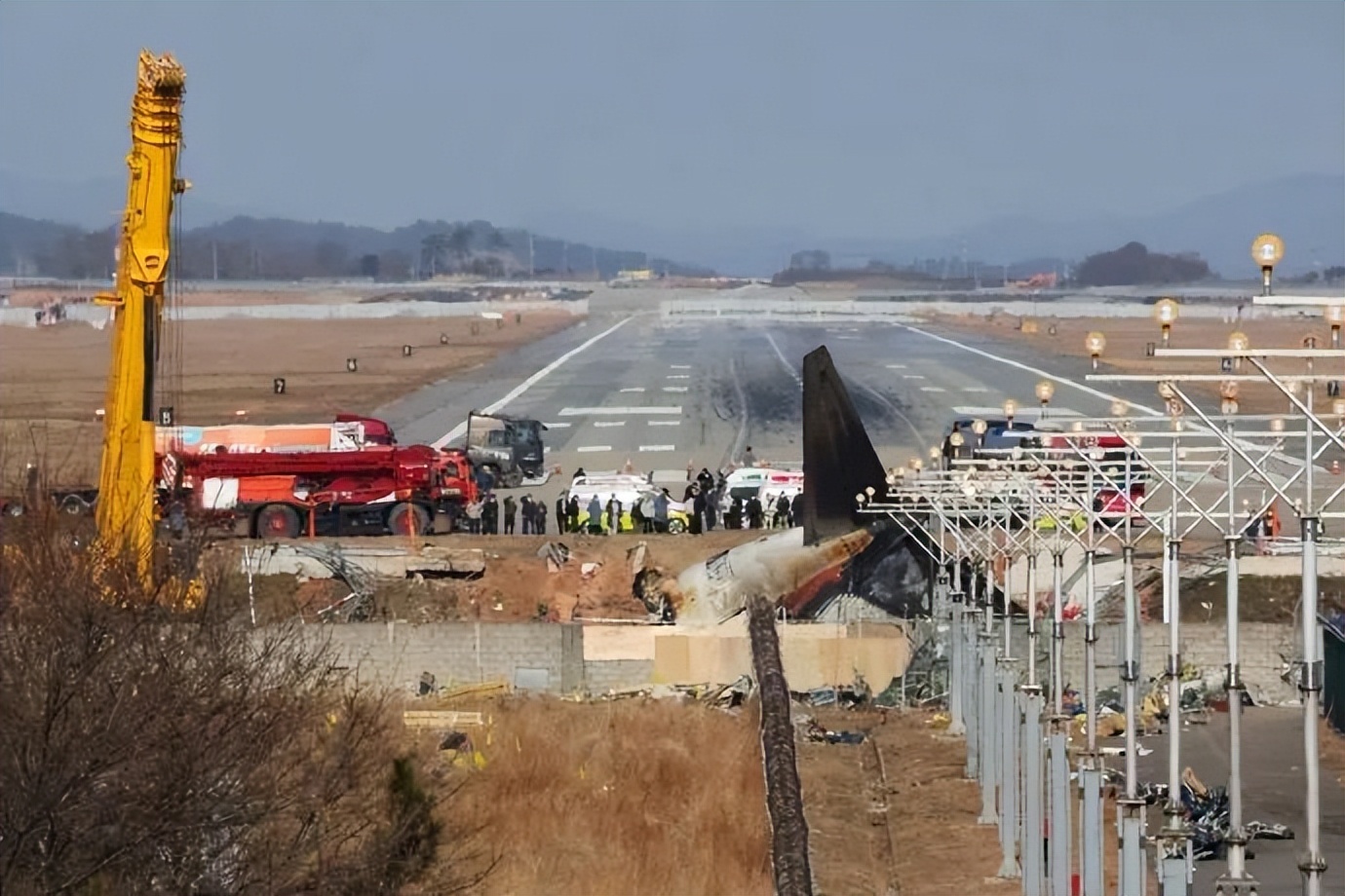 韩国空姐冒险行为，应急舱门开启，翼上自拍引发关注热议！神秘事件背后隐藏哪些真相？深度解析。