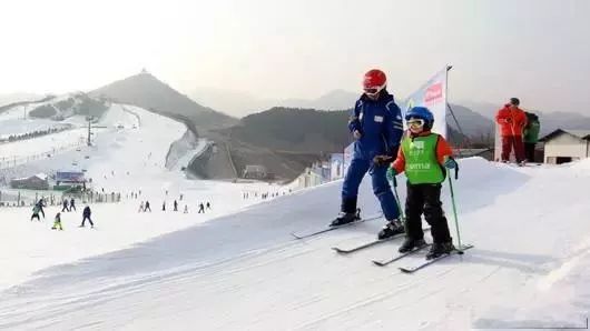 布克与前女友肯豆旧情复燃？滑雪场上惊喜同框，恋情再引热议！悬念重重待揭晓。