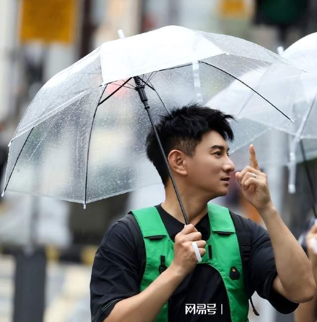 刘大锤重锤爆料，揭秘诗诗与奇隆的真实生活状态，情感波折引人关注！悬念揭晓时刻已到……​​​ 深度报道独家解析真实内幕。