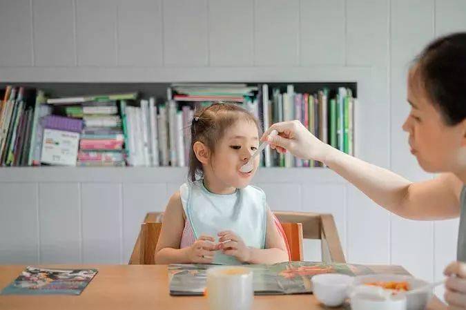 为女儿教育投资，买保险提取需等到花甲之年？深度解读背后的故事与法规！一窥隐藏的教育险秘密。