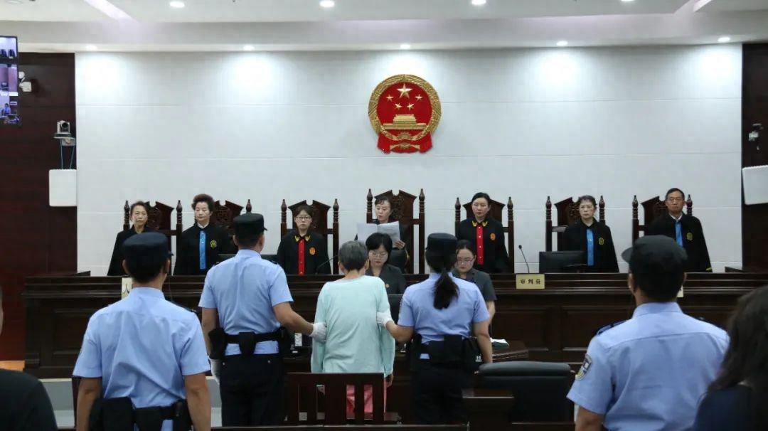 余华英执行死刑前夕，会见近亲属背后的情感与法度较量