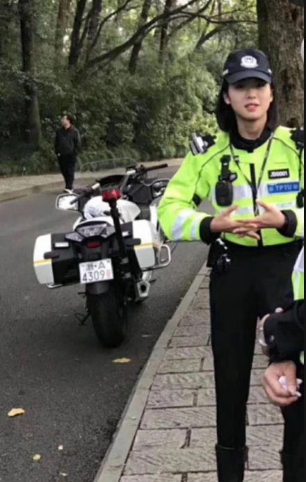 杭州西湖女警被撞事件揭秘，惊魂一刻背后的真相与深思（独家报道）